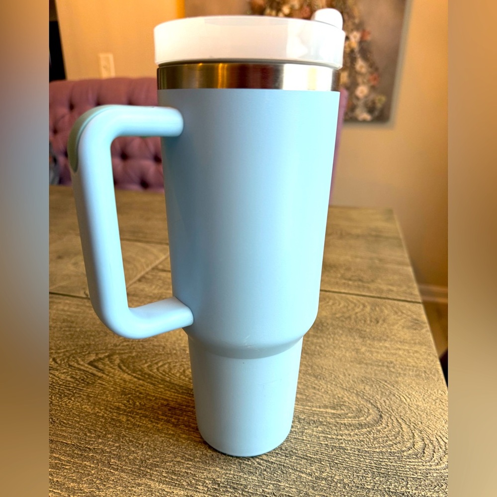 Pre-owned light blue Tumbler with lid. No straw.